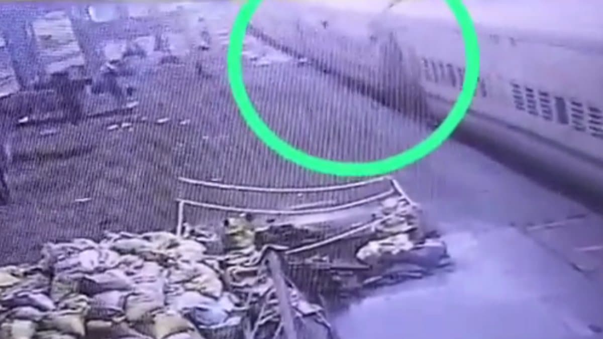 Video: ट्रेन और प्लेटफॉर्म के गैप में गिरा आरपीएफ कांस्टेबल, सीसीटीवी फुटेज में दिखी ये दर्दनाक घटना