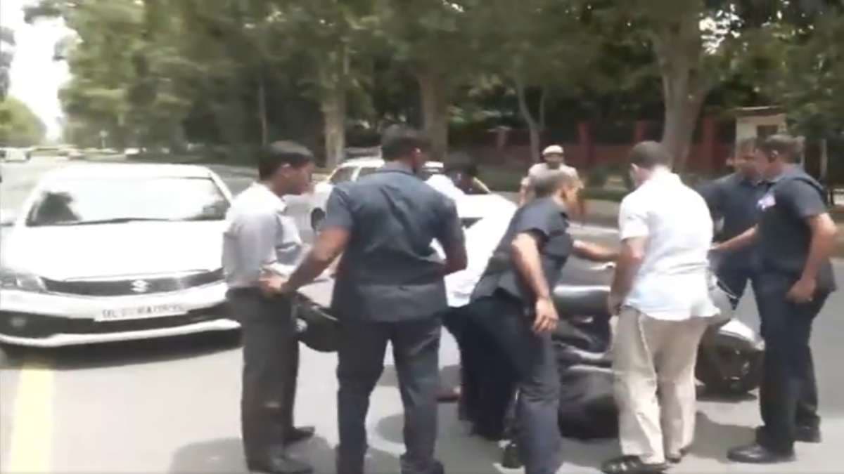 स्कूटी सवार के लिए दौड़ पड़े राहुल गांधी, VIDEO में जानें पूरा मामला