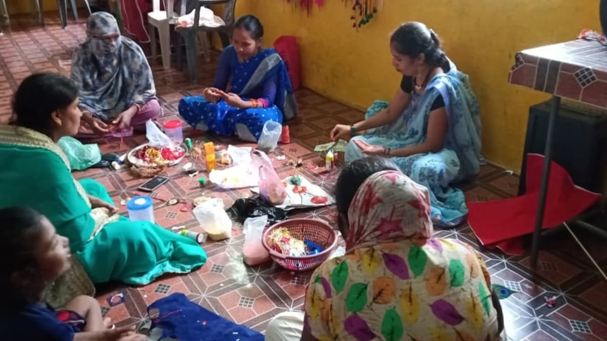रायपुर: भाइयों की कलाई में सजेगी 'रीपा' में तैयार राखियां, बहनें स्नेह के डोर बनाने में जुटी