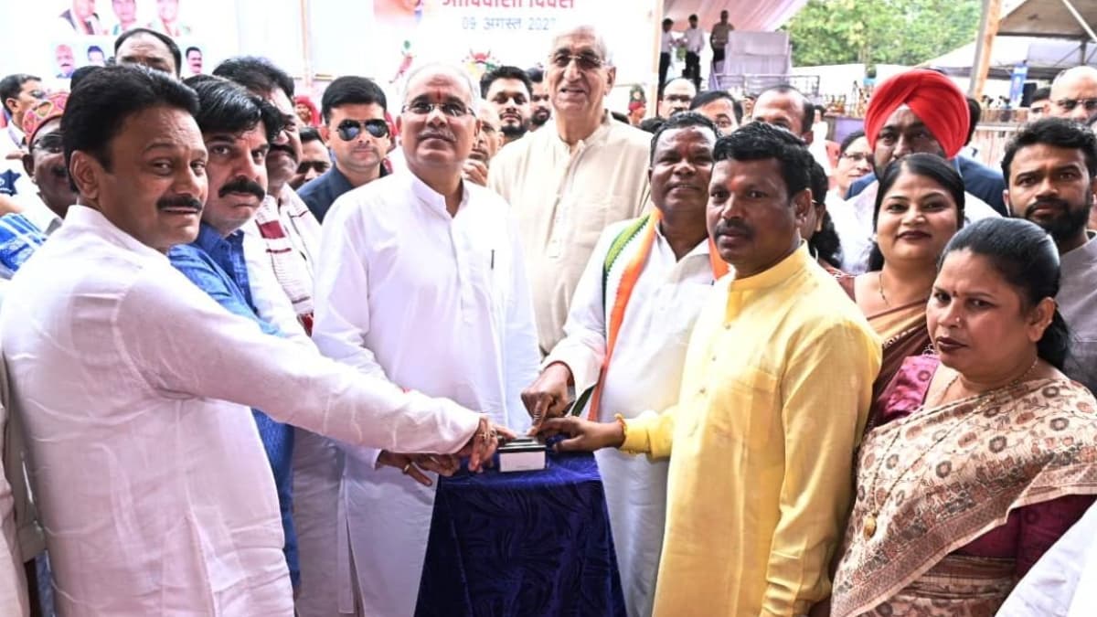 रायपुर: मुख्यमंत्री भूपेश बघेल ने विश्व आदिवासी दिवस पर बस्तर जिले को दी 637 करोड़ रुपए के विकास कार्यों की सौगात