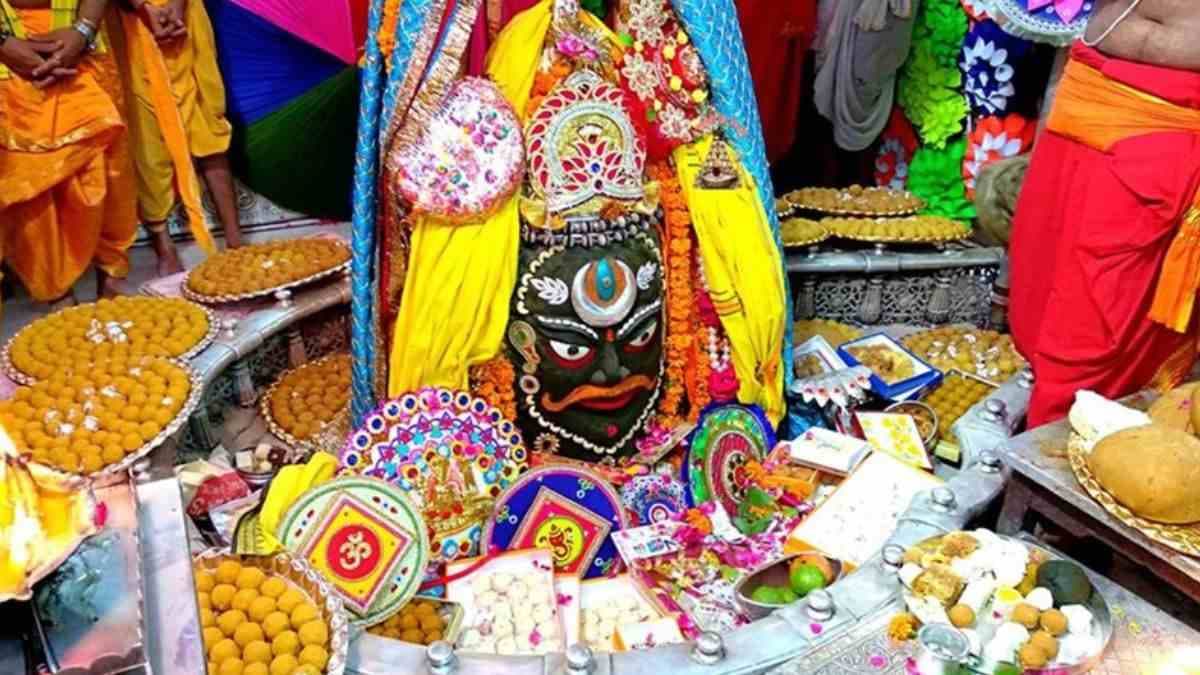 रक्षाबंधन पर महाकाल को बांधी गई राखी, सवा लाख लड्डुओं को लगाया गया महाभोग
