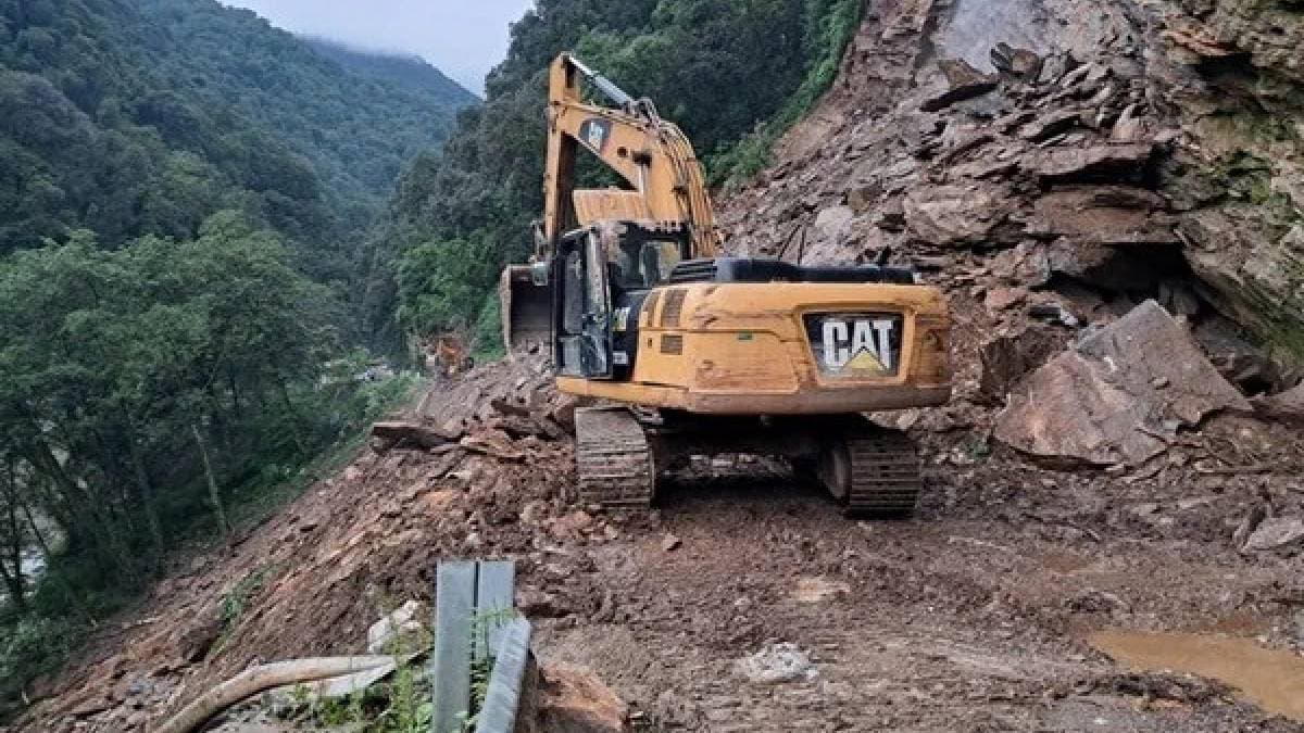 रुद्रप्रयाग में लैंडस्लाइड का कहर; केदारनाथ जा रही कार पर गिरा मलबा, 5 श्रद्धालुओं की मौत