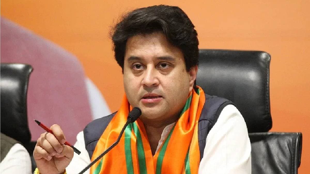 Madhya Pradesh: परिणाम आने से पहले लग गए कमलनाथ के पोस्टर, सिंधिया बोले- अपना लड्डू खाने का हक सबको लेकिन...