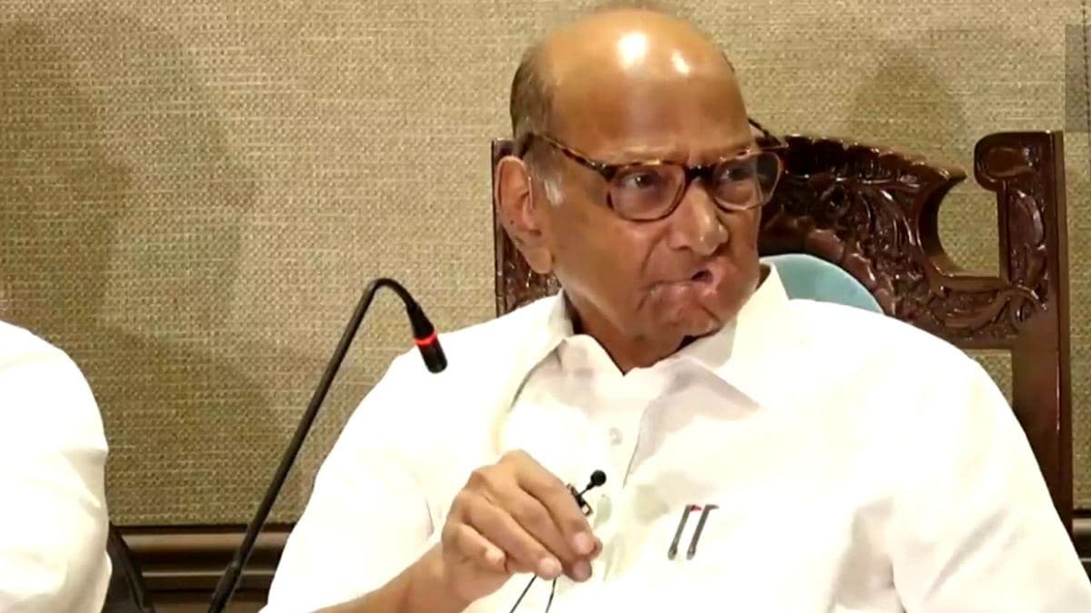 बागियों के खिलाफ 'सख्त' हुए शरद पवार के तेवर, लेकिन 'परिवार' पर पड़ गए नरम