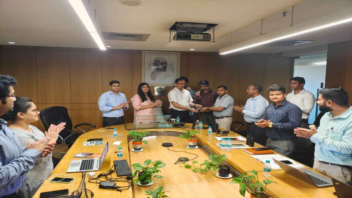 UP News: वॉकी-टॉकी से लैस होंगे ग्रेटर नोएडा के सफाई कर्मचारी, शिकायतों के समाधान में मिलेगी मदद