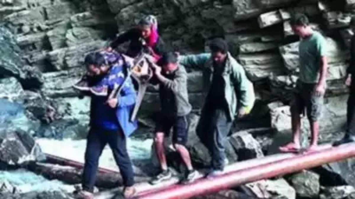 Uttarakhand Rains: सड़क बही तो प्रेग्नेंट महिला को कुर्सी पर लादकर पार की नदी और खाई, ग्रामीणों ने 30 किलोमीटर दूर पहुंचाया स्वास्थ्य केंद्र