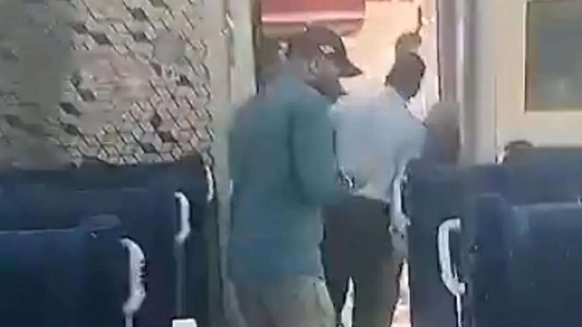 वंदे भारत में बिना टिकट सफर कर रहा था शख्स, टॉयलेट में जला दी सिगरेट, ट्रेन में फैल गई दशहत