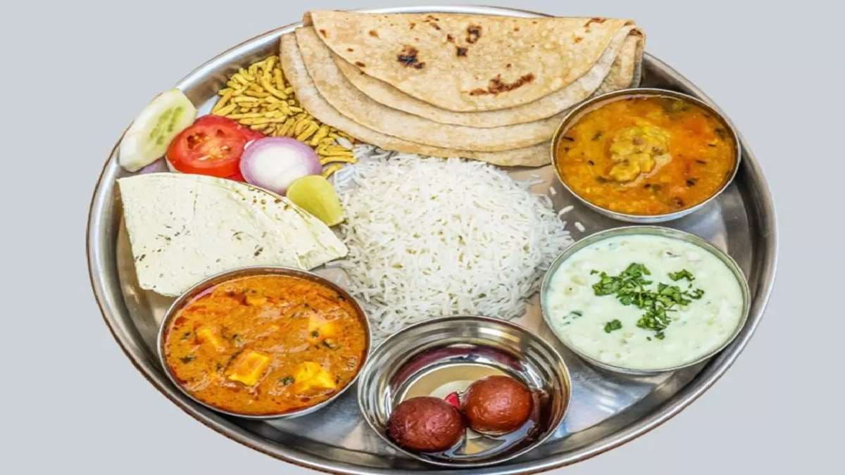 Best Direction For Eating: खाना खाते समय भूलकर भी ना रखें इस दिशा में मुंह, सिर से पैर तक कर्ज में डूब जाता है इंसान!
