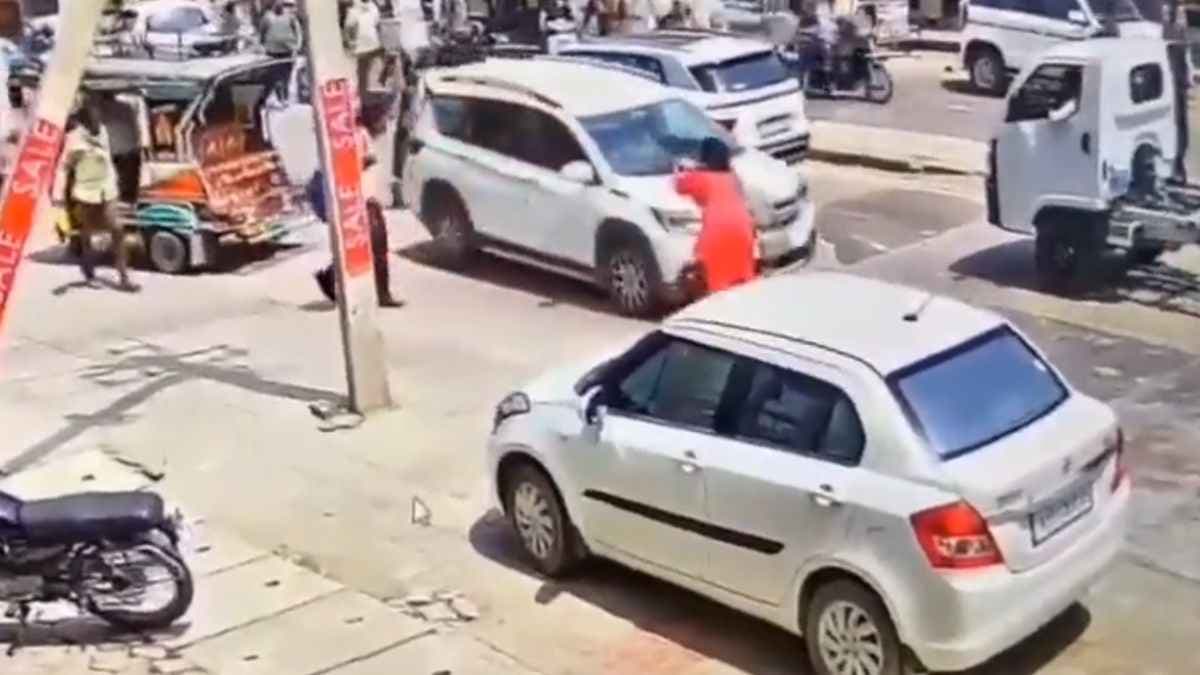 Viral Video: टक्कर के बाद कार के बोनट पर गिरी महिला, 500 मीटर तक ले गया ड्राइवर; भाजपा बोली- गहलोत सरकार का कुशासन