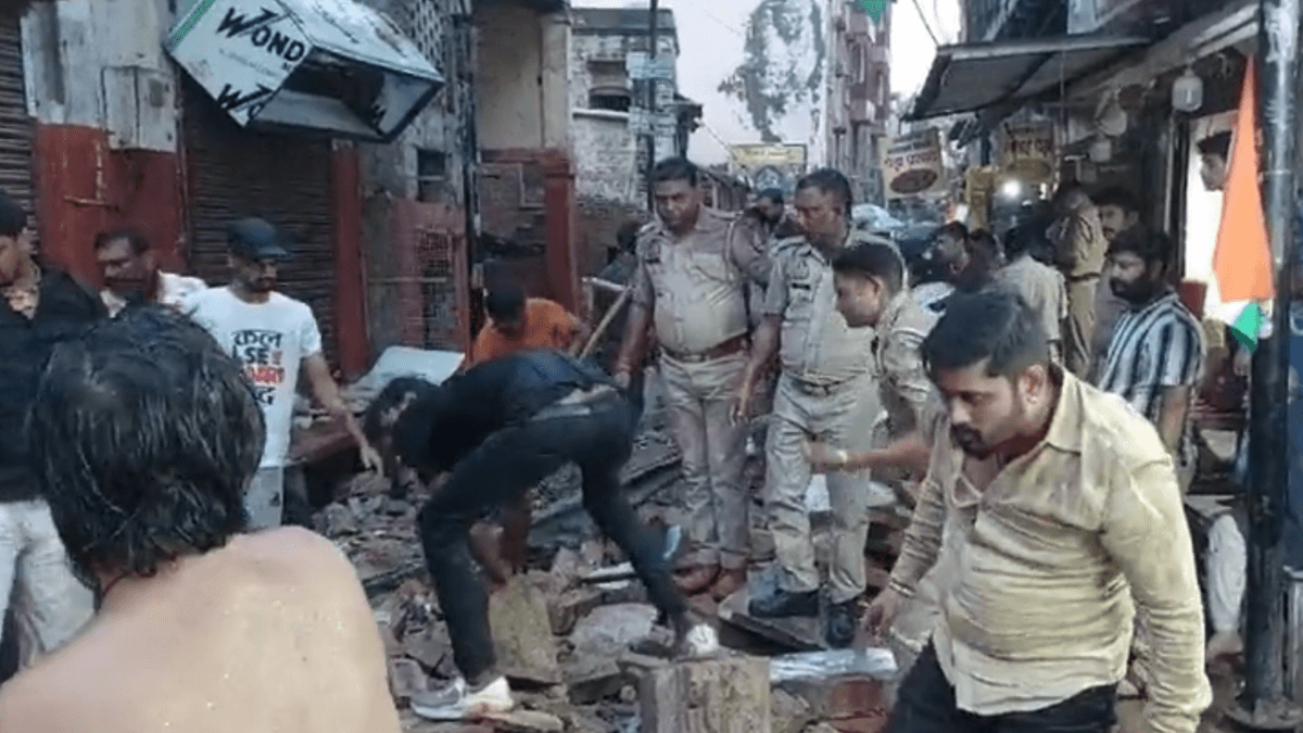 VIDEO: वृंदावन में बांके बिहार मंदिर के पास ढहा मकान का छज्जा, तीन महिलाओं समेत 5 की मौत