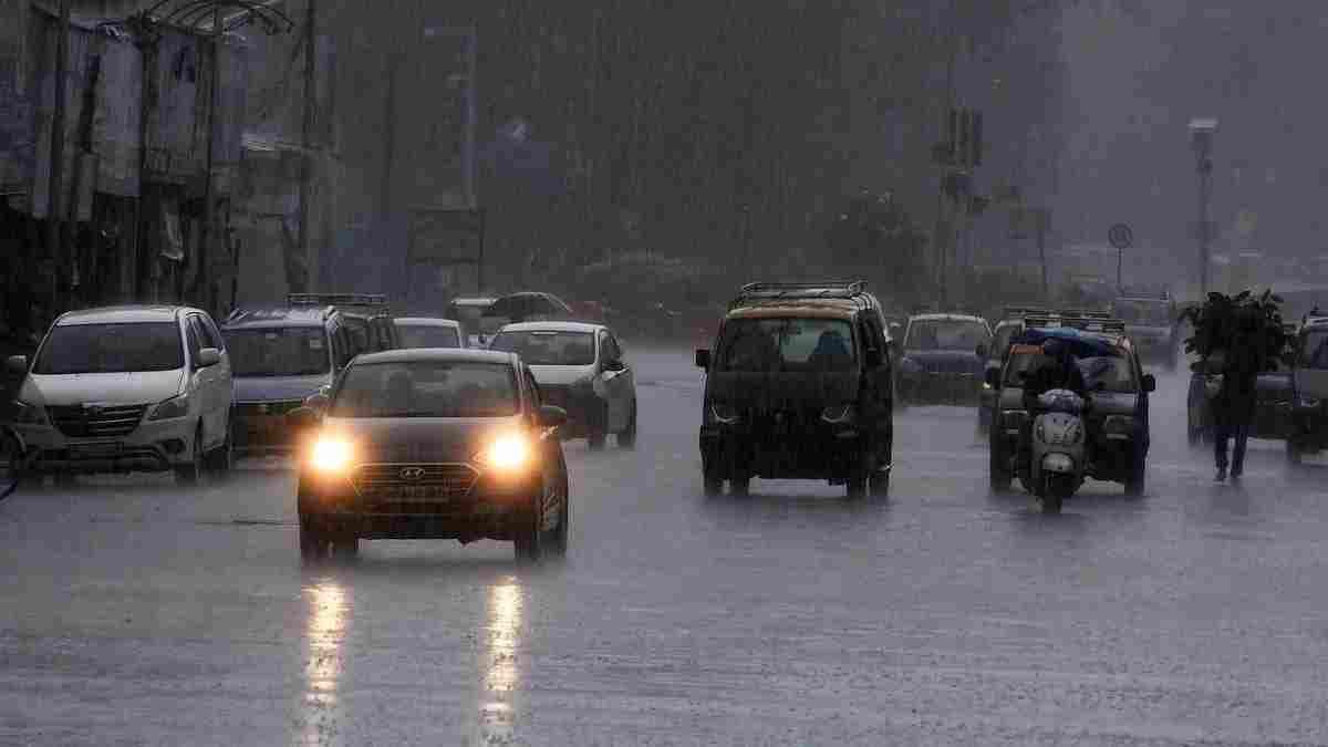 Weather Update Today: उत्तराखंड, उत्तर प्रदेश, बिहार समेत इन राज्यों में आज आफत की बारिश, जानें मौसम विभाग की चेतावनी