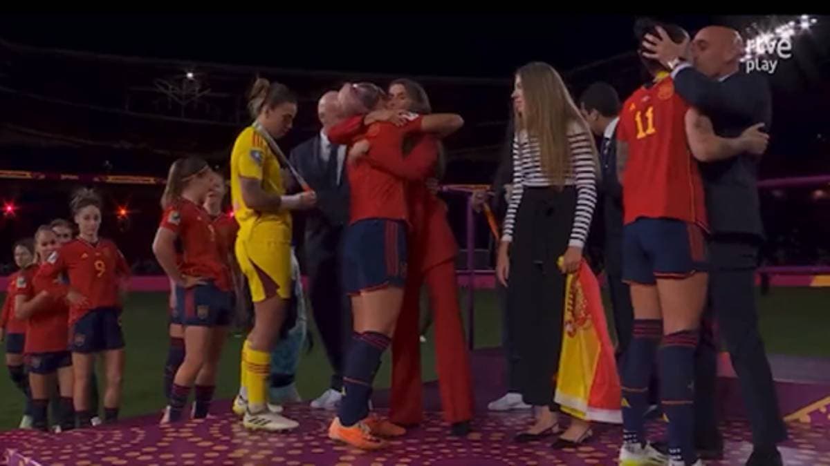 Womens FIFA World Cup: स्पेन की स्ट्राइकर जेनी हर्मोसो के साथ FA प्रेसिडेंट ने मैदान पर की अभद्र हरकत, जमकर हुए ट्रोल