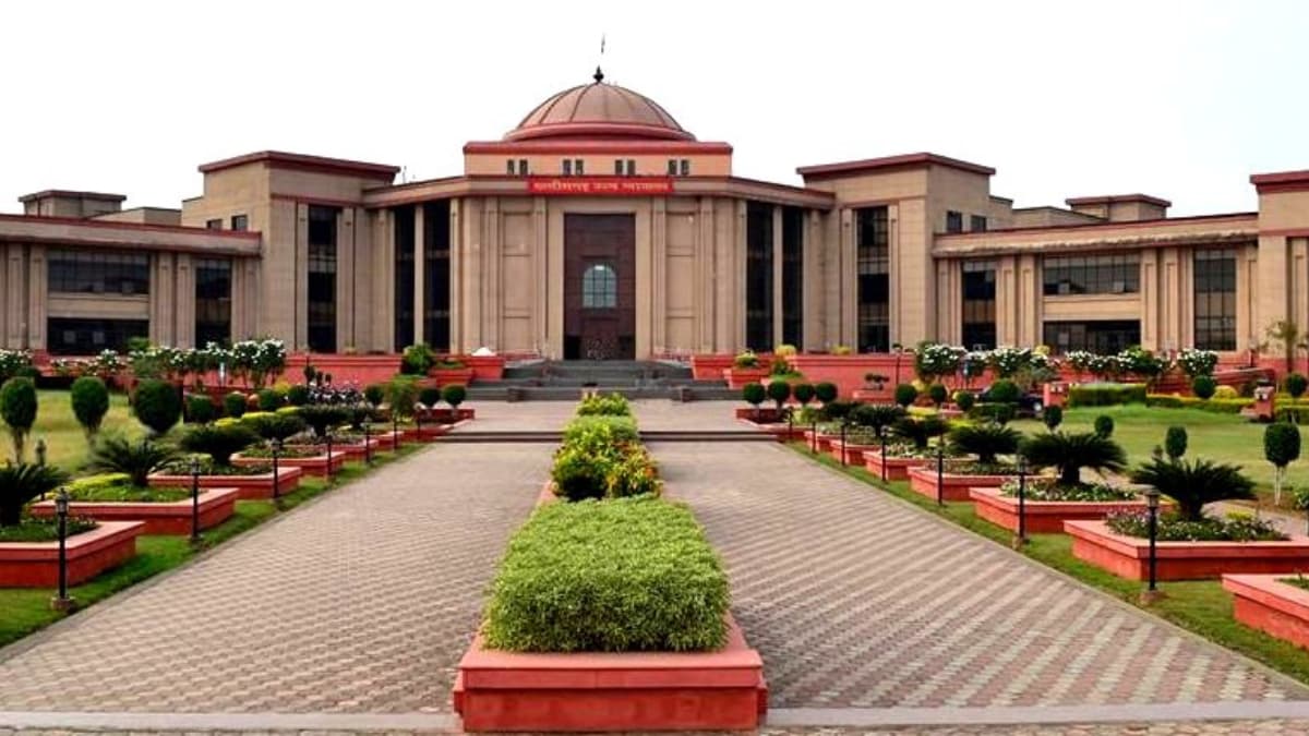 Chhattisgarh: हाईकोर्ट में वकीलों का हल्ला बोल, एडवोकेट प्रोटेक्शन एक्ट लागू करने की मांग को लेकर प्रदर्शन