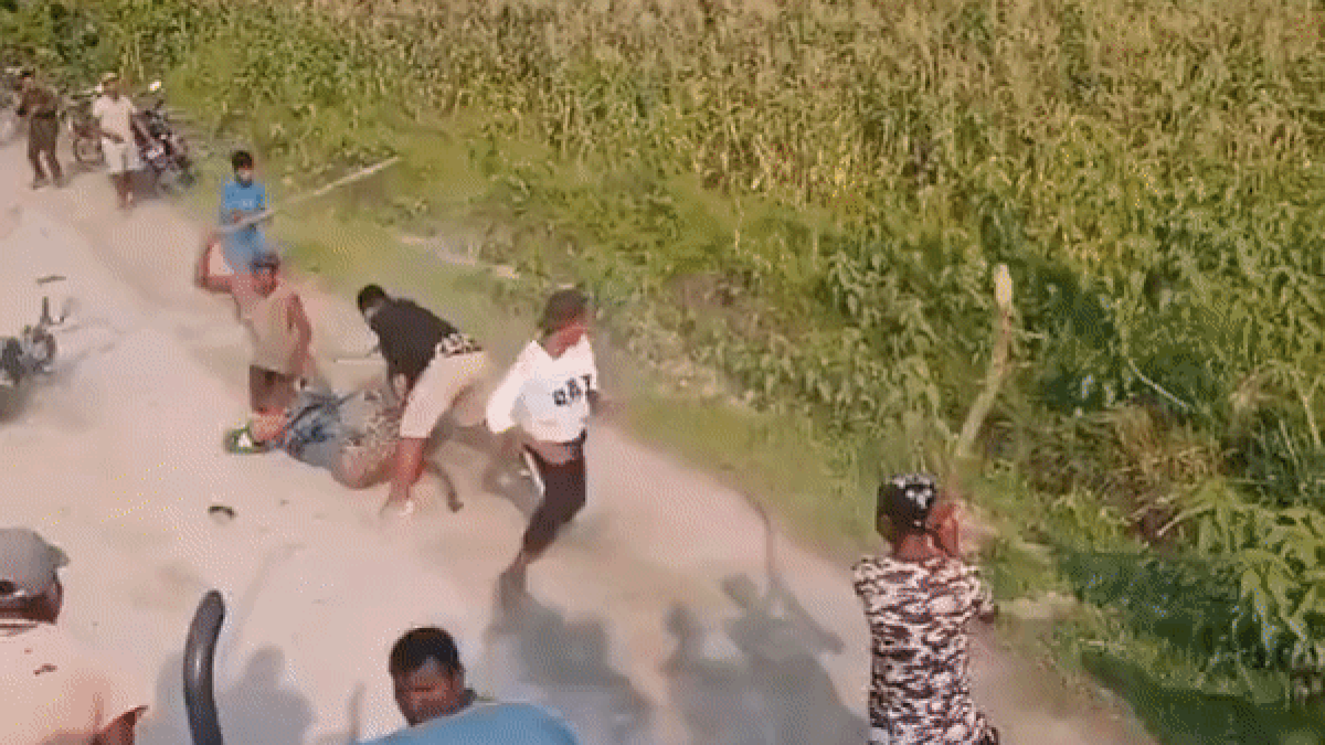 Watch Video: अचानक सामने आया तेंदुआ और लोगों की 'जान से लिपट गया'