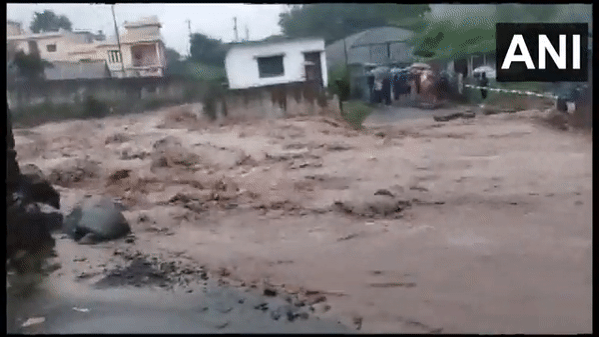 बेकाबू बारिश से उत्तराखंड बेहाल: सड़कों पर आया सैलाब, चारों तरफ बाढ़ ही बाढ़