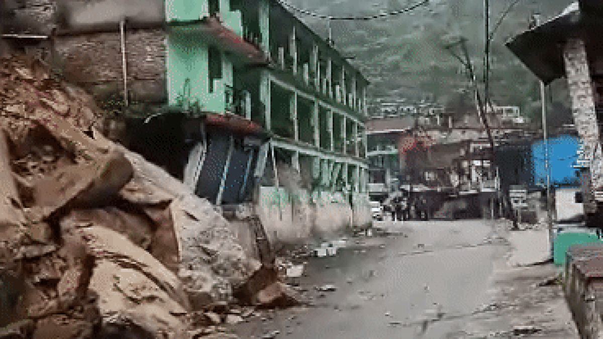 केदारनाथ में ताश के पत्तों की तरह ढह गया होटल, वीडियो देख रौंगटे हो जाएंगे खड़े