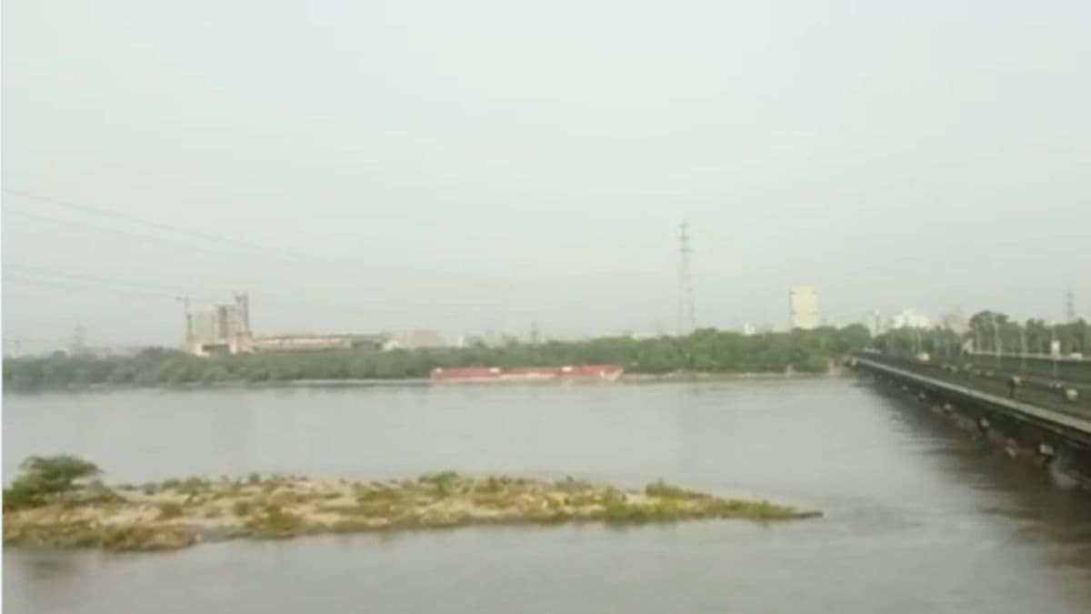 Delhi Flood Alert: पहाड़ों पर बारिश ने दिल्लीवालों को भी डराया, खतरे के निशान से पार बह रही यमुना