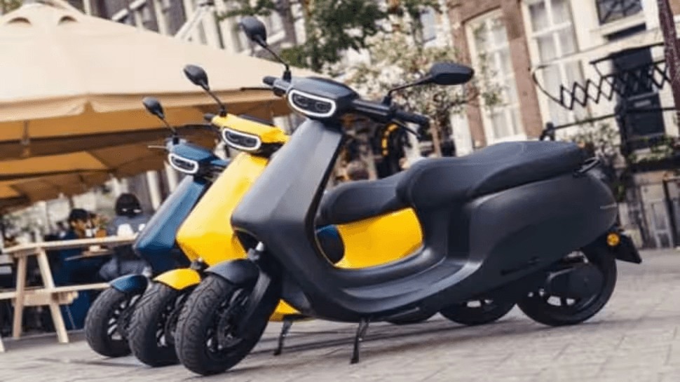 Ola Electric का निकला दम, ग्राहकों ने बनाई दूरी, Bajaj और TVS की हुई मौज