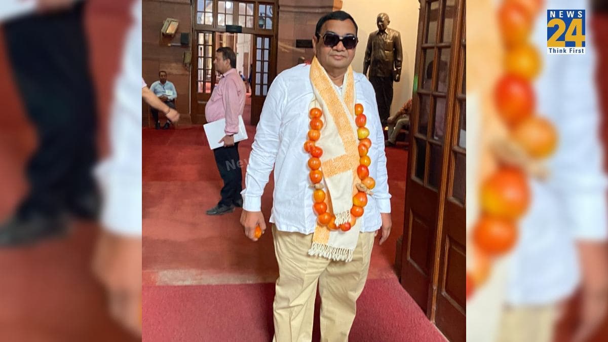टमाटर और अदरक की माला पहनकर RS पहुंच गए AAP सांसद सुशील गुप्ता