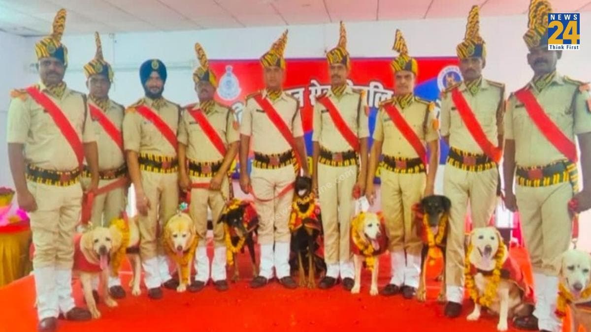 Video: एक रिटायरमेंट ऐसा भी, जब पुलिस ने फूलों के हार से कुत्तों को दी विदाई