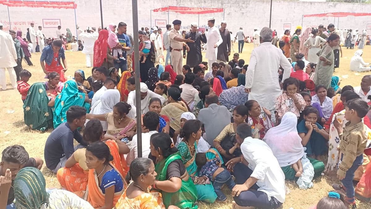 रक्षाबंधन पर भोपाल सेंट्रल जेल में कैदियों से मिलने पहुंची बहनें, भाईयों को बांधी 'अनोखी' राखियां