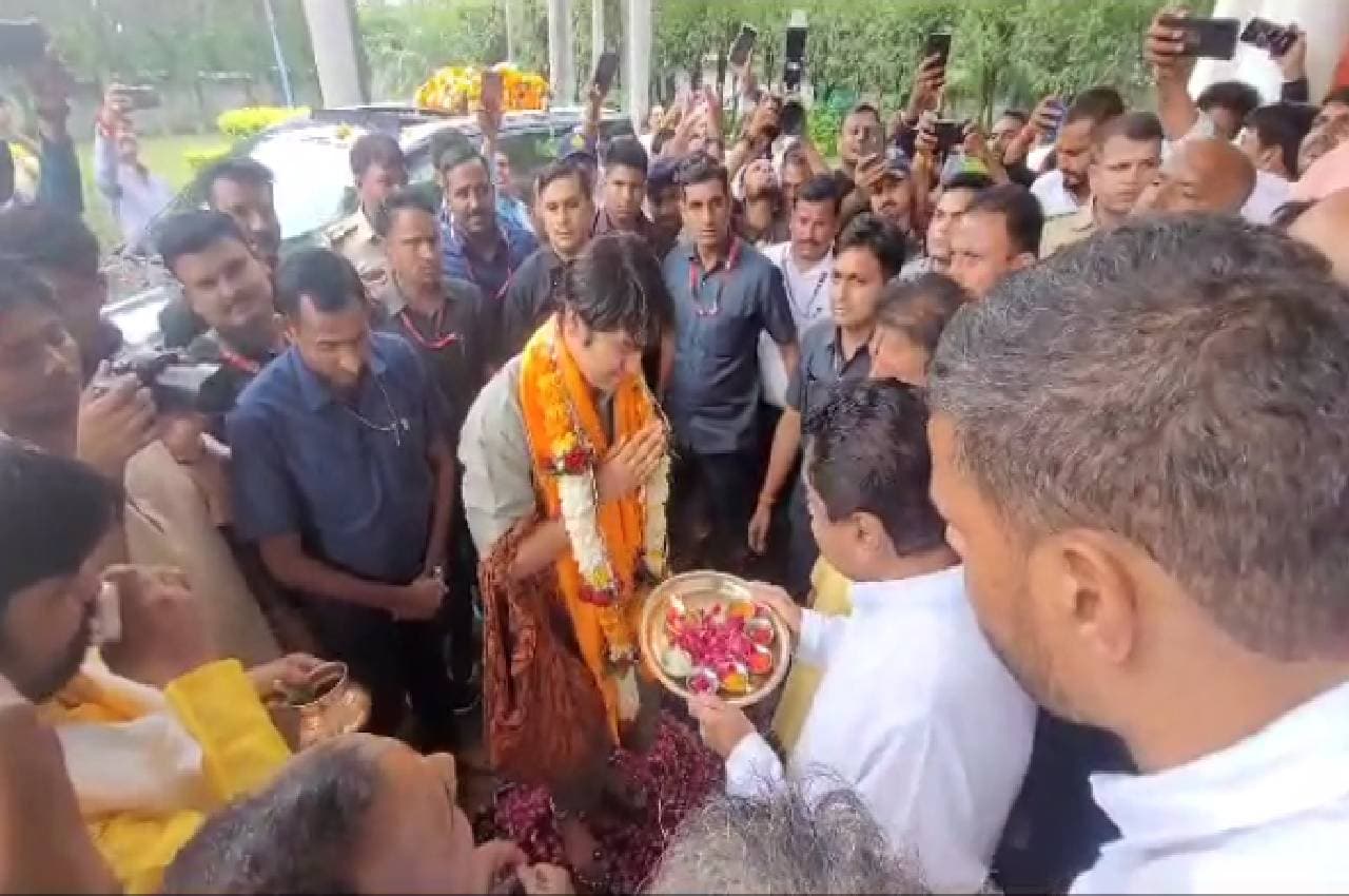 चुनावी साल में एमपी में नेता ले रहे कथा का सहारा, कमलनाथ ने उतारी पंडित धीरेंद्र कृष्ण शास्त्री की आरती