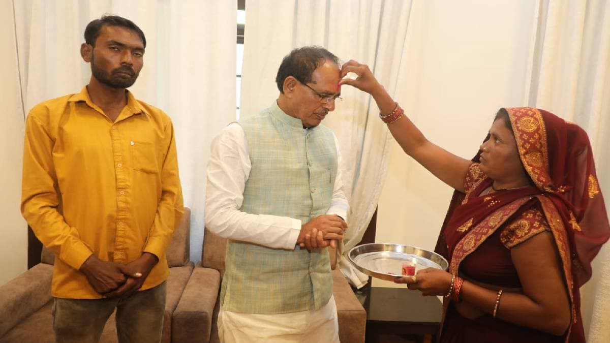 400 किलोमीटर पैदल चल CM शिवराज को राखी बांधने पहुंची यह महिला, मुख्यमंत्री ने भी किया बड़ा वादा