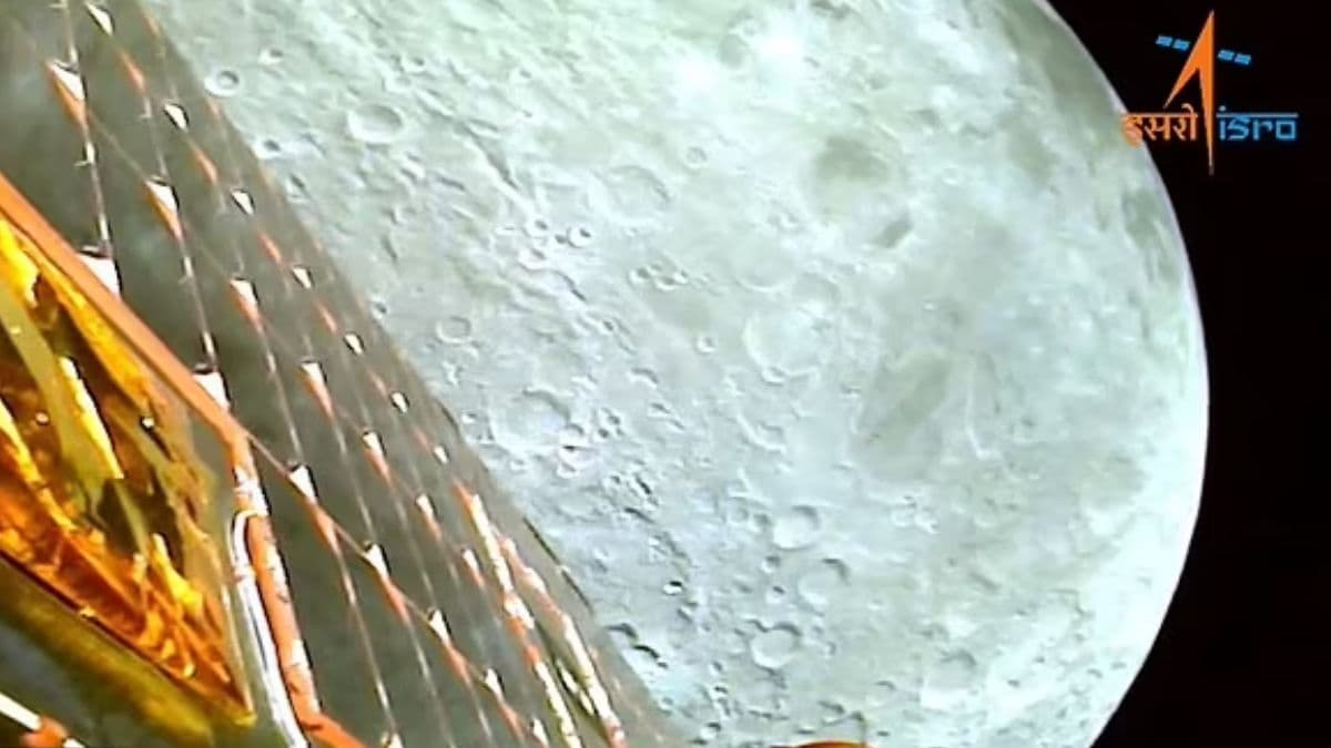 कैसा दिखता है आपका 'चांद', ISRO ने शेयर की तस्वीरें; आप भी देखें