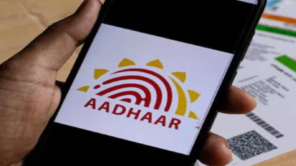 सावधान! क्या आपके WhatsApp या Email पर भी आ रहे आधार अपडेट करने का नोटिफिकेशन? तुरंत जानिए ये बात