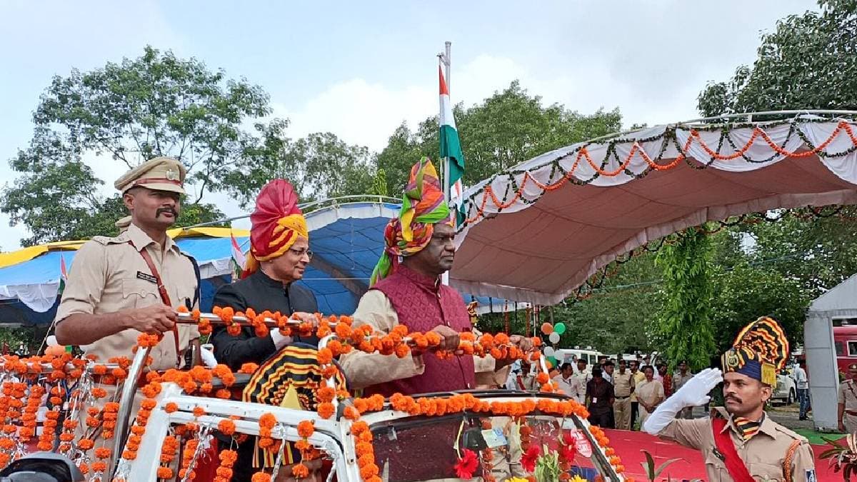 स्वतंत्रता दिवस समारोह में चक्कर खाकर गिरे  CM शिवराज के मंत्री, अस्पताल में कराया गया भर्ती