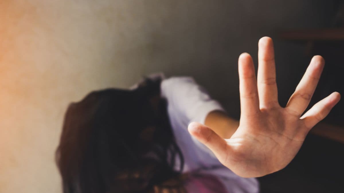 Delhi Minor Rape Case में चौंकाने वाला खुलासा, दुष्कर्म से पहले अफसर खिलाता था नशीला पदार्थ; पत्नी डंडों से पीटती थी
