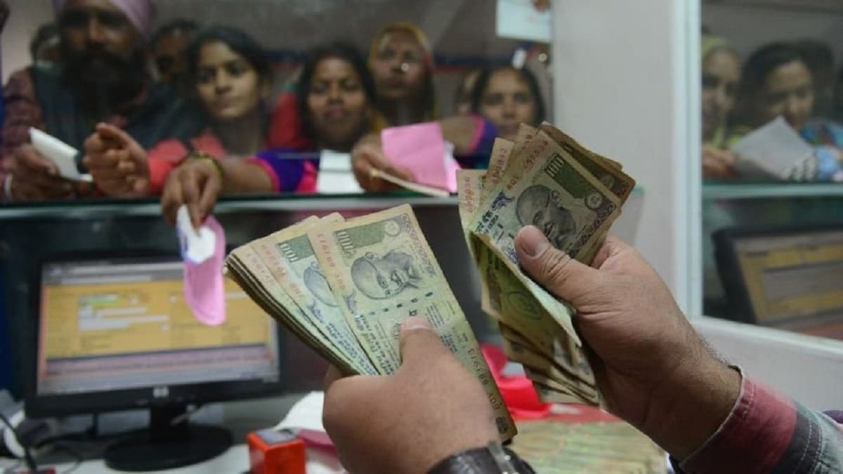 Bank Best Offer: पेंशनर्स के लिए इस बैंक ने निकाला तगड़ा ऑफर, सेविंग अकाउंट पर मिलेगा जबरदस्त फायदा