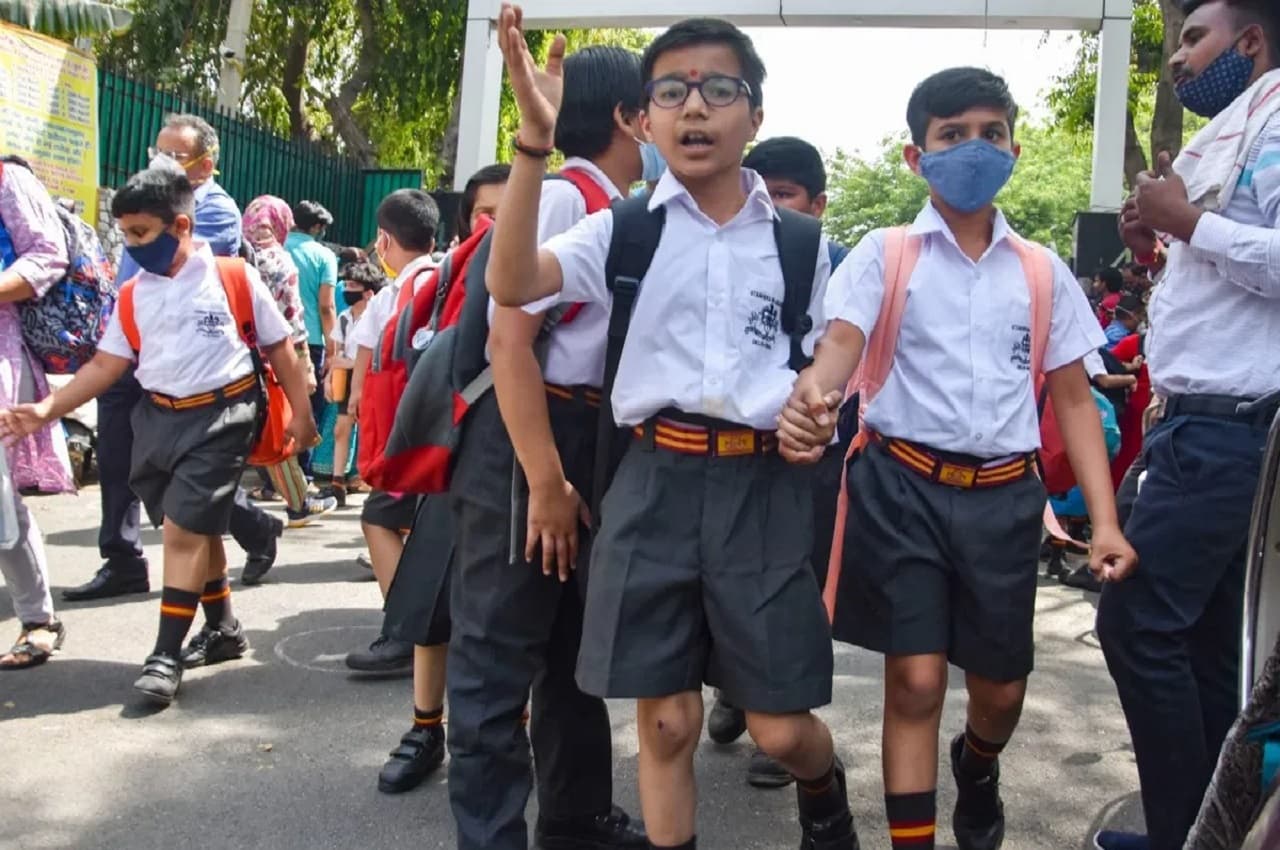 School Holidays in August: छात्रों के लिए बड़ी राहत! इतने दिन बंद रहेंगे स्कूल, यहां देखें छुट्टियों की लिस्ट