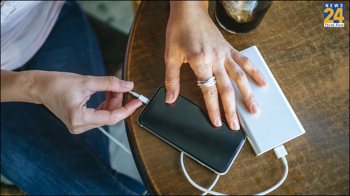 सावधान! Smartphone को चार्ज करते समय भूलकर भी न करें ये गलतियां, वरना...