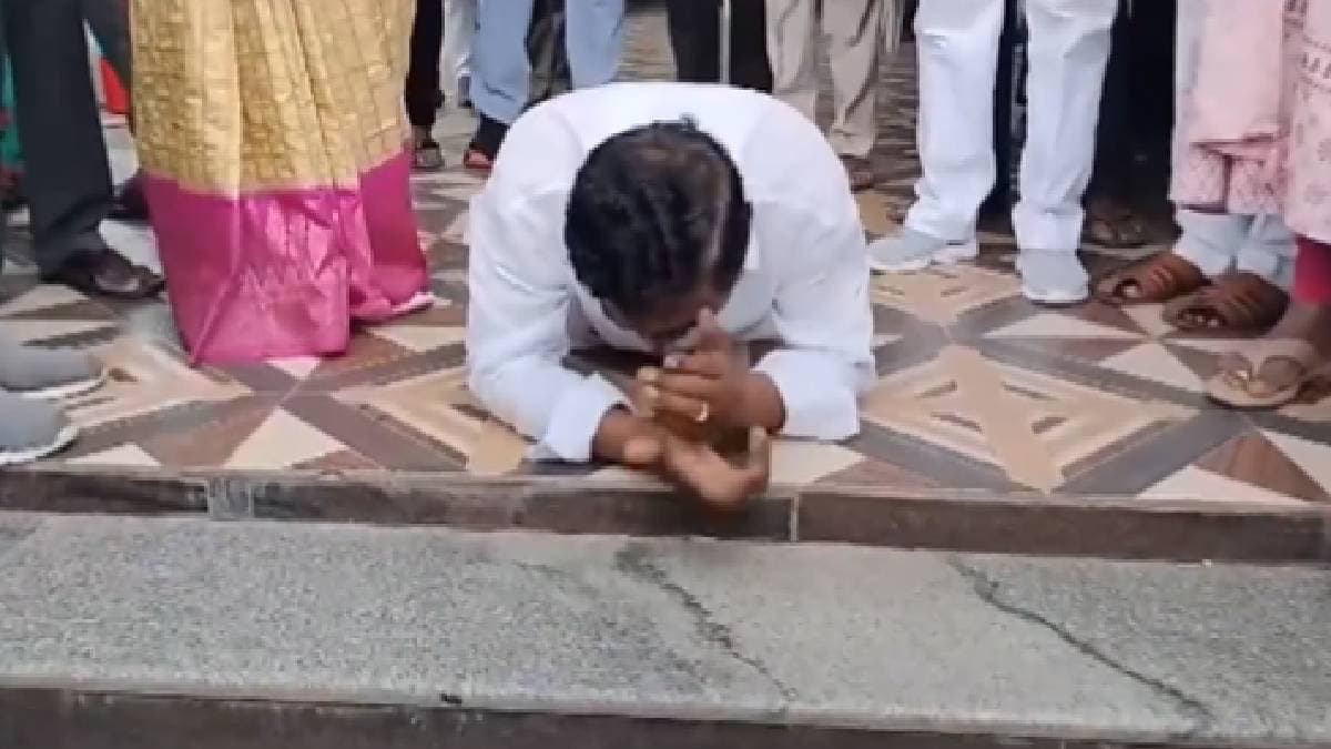 विधानसभा चुनाव के लिए नहीं मिला टिकट; घुटनों के बल बैठे पूर्व डिप्टी CM, समर्थकों को देख रो पड़े