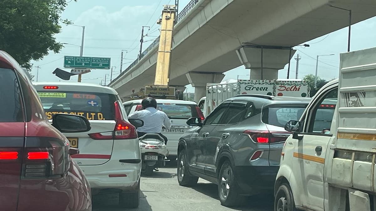 Noida Traffic: नोएडा के इन रास्तों पर गलती से भी ना जाएं, लगा है घंटों का भयंकर जाम