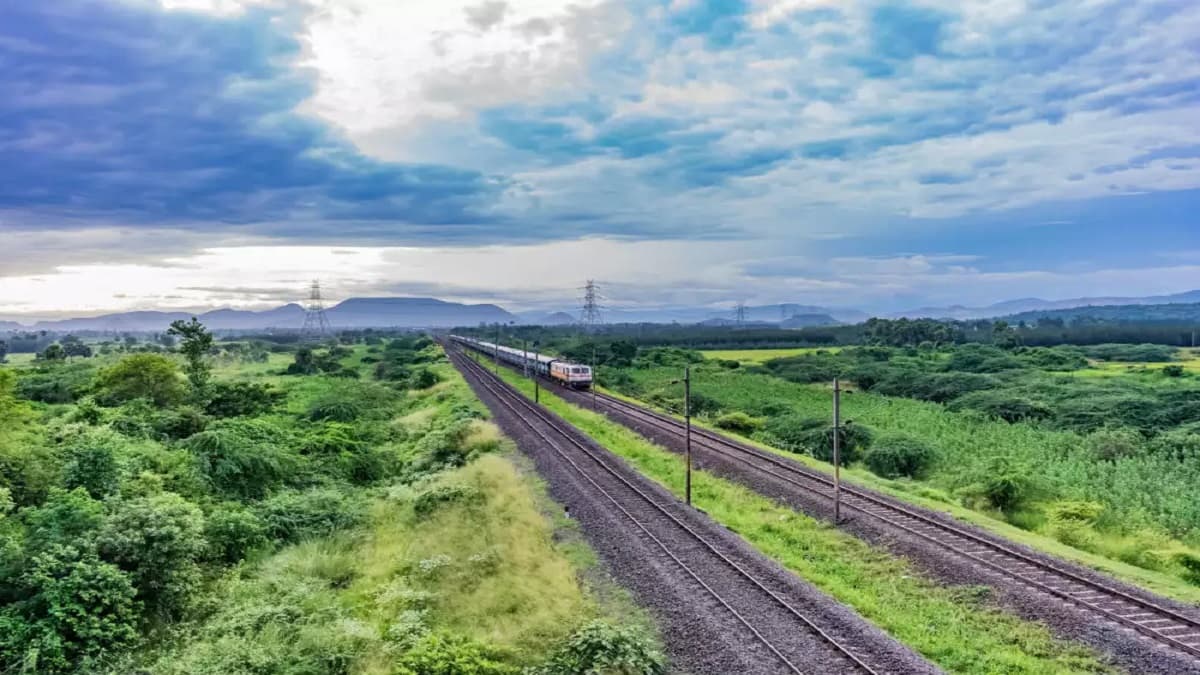 Indian Railways: अब विदेशों में भी जाएगी भारतीय रेल, शुरू होने वाली है पहली अंतर्राष्ट्रीय ट्रेन सर्विस