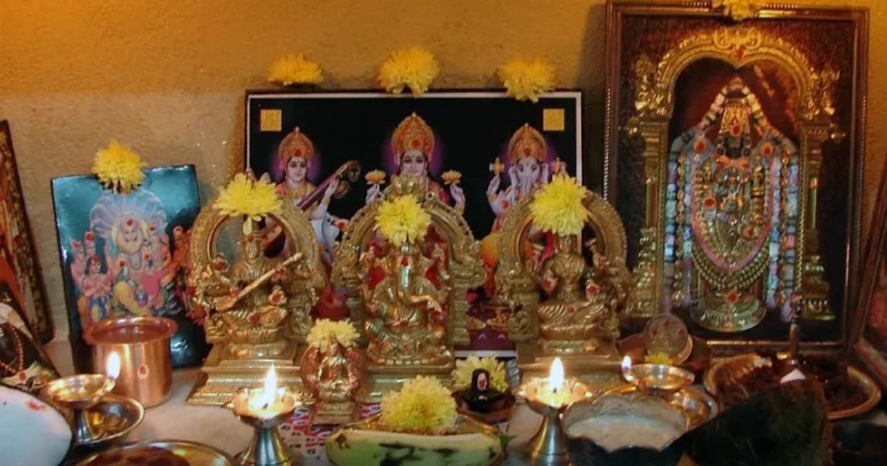 Puja Vastu Tips: पूजा-स्थल पर भूल से भी ना रखें ये चीजें, वरना शुरू हो जाएंगे बुरे दिन