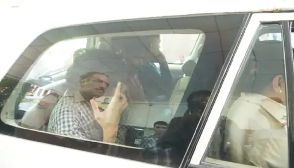 बैंक फ्रॉड का फरार आरोपी चढ़ा पुलिस के हत्थे; मां-बेटे ने ऐसे की थी 165 लोगों की जिंदगी की गाढ़ी कमाई साफ