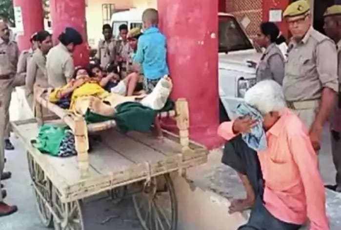 बेटी को ठेले पर लिटाकर रोता-बिलखता DM ऑफिस पहुंचा लाचार पिता; जानें क्यों आई ये नौबत
