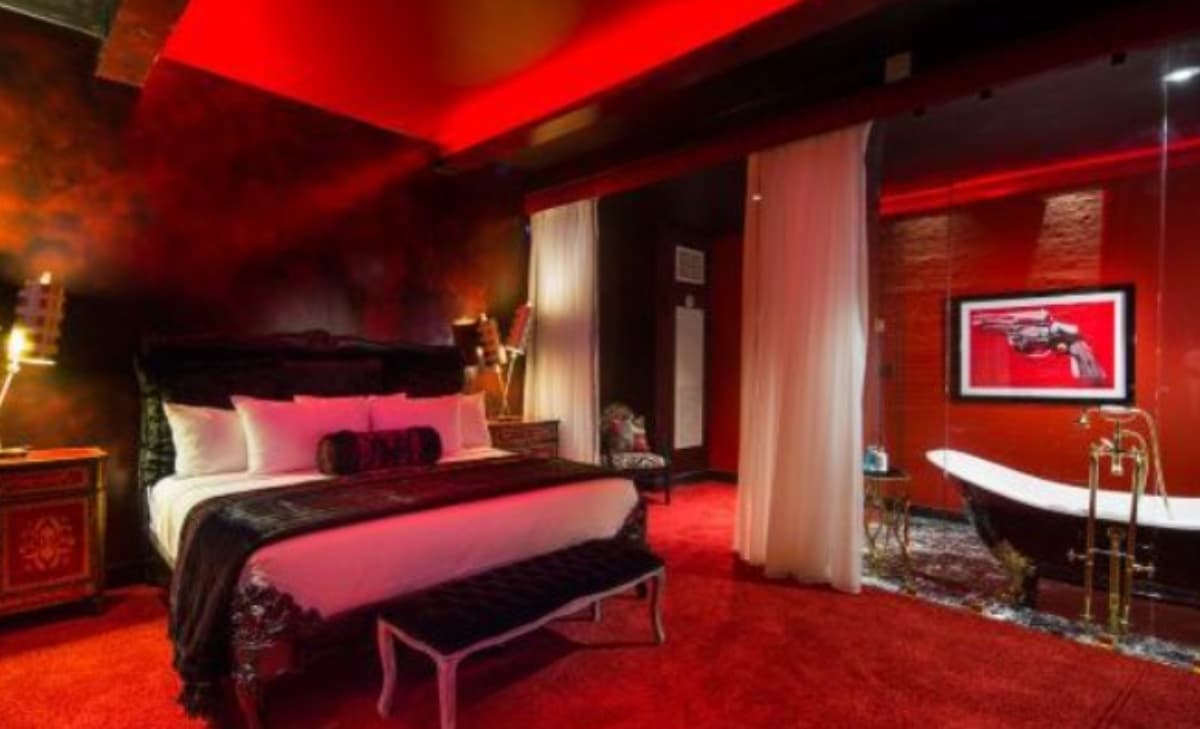 रिटायर्ड दरोगा ने बियर पिलाकर बनाए महिला से संबंध; फिर लहूलुहान हालत में Hotel में छोड़ भागा