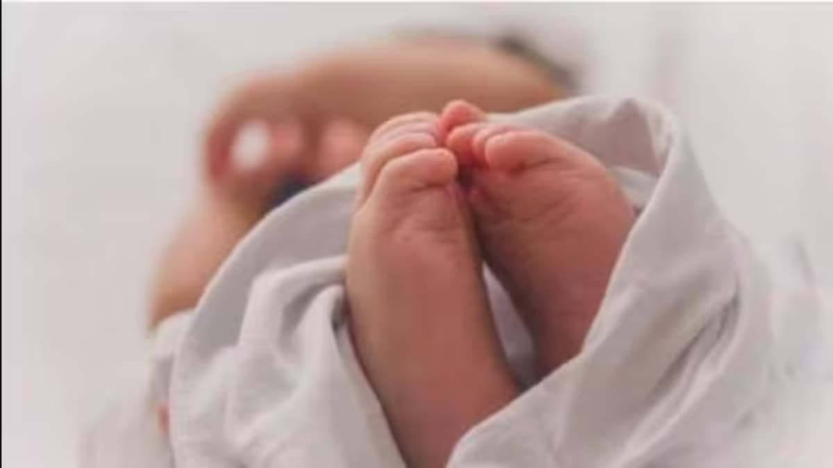 आखिर मेरा क्या कसूर था...5 दिन की नवजात, मां-बाप ने रेलवे ट्रैक पर छोड़ी, देखकर लोगों का गुस्सा फूटा