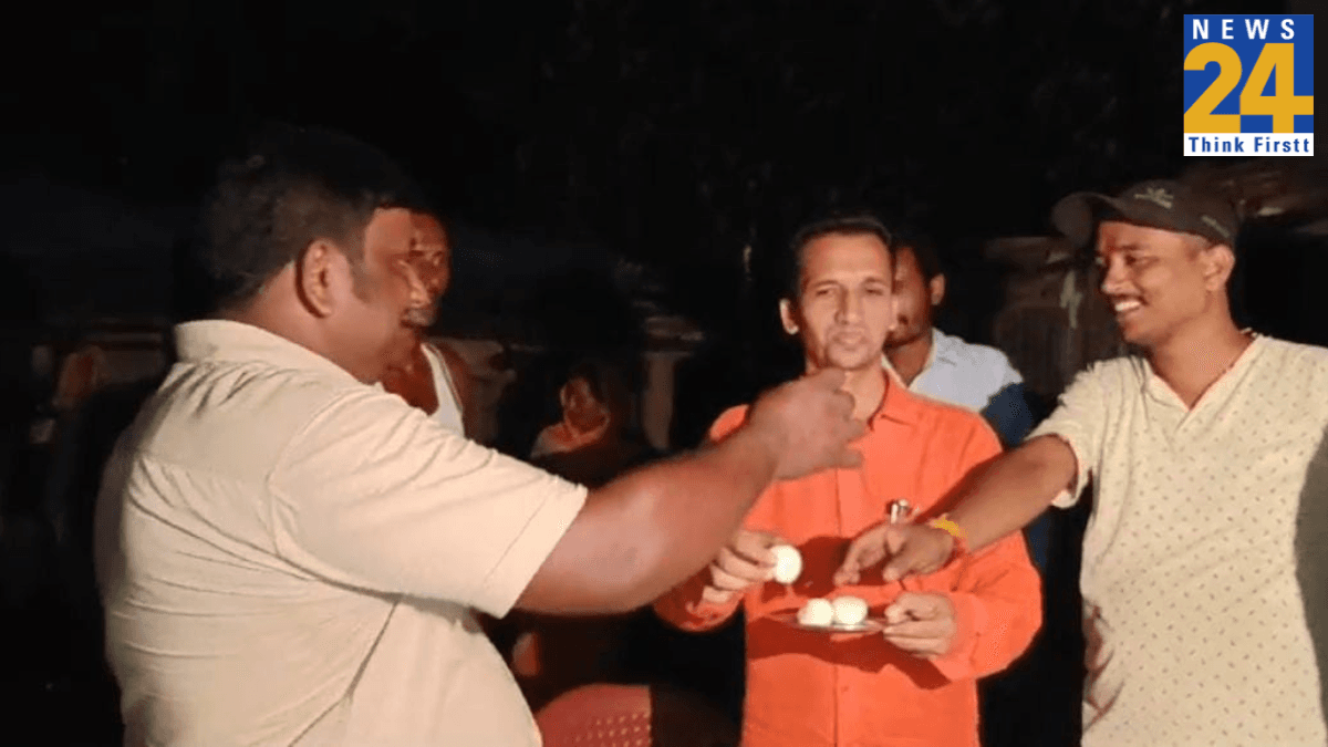 आजादी के 75 साल बाद कवि फणीश्वर नाथ रेणु के गांव से 'ढिबरी युग' खत्म, जले बल्ब तो बंटी मिठाइयां