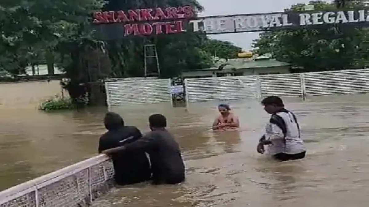 भोपाल में भारी बारिश, सड़कें-गलियां बनी तालाब, 6 लोगों को बचाया गया