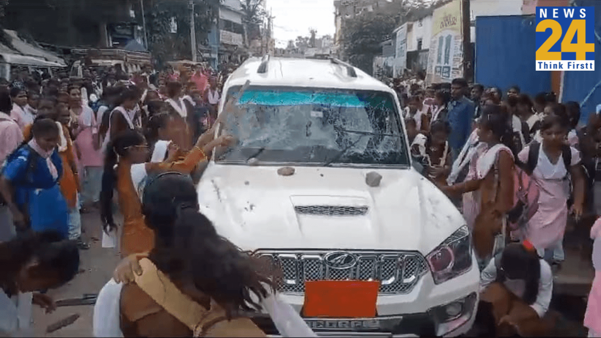 Watch Video: स्कूली लड़कियों ने 'कलम' की जगह हाथों में उठाए डंडे-पत्थर, तोड़ डाली अफसर की गाड़ी