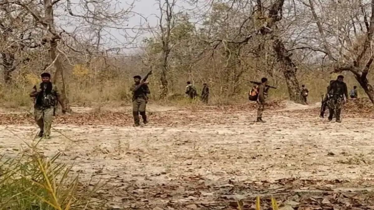 Chhattisgarh: दंतेवाड़ा में पुलिस और नक्सलियों के बीच मुठभेड़; दो महिला नक्सली ढेर, सर्च अभियान जारी