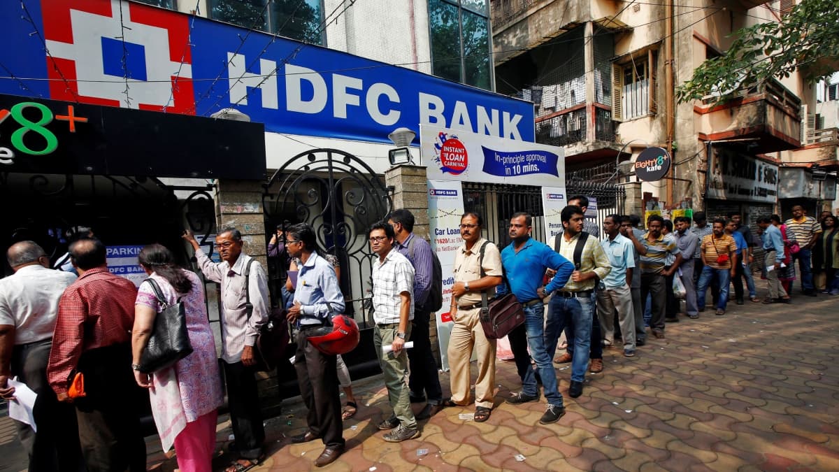 HDFC Bank FD: करोड़ों ग्राहकों के लिए बड़ी खबर, फिक्स्ड डिपॉजिट रेट में होगी कटौती; डिटेल्स में जानें