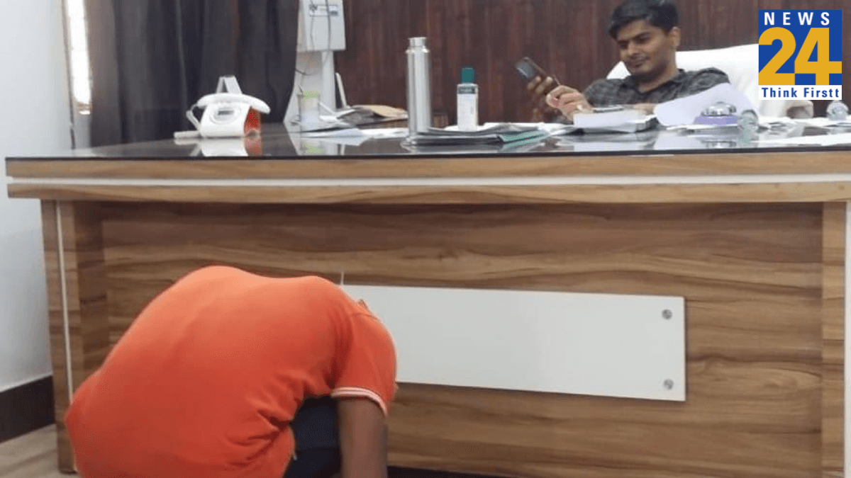 Watch Video: SDM ने फरियादी को अपने चैंबर में बनाया मुर्गा, योगी सरकार ने लिया एक्शन