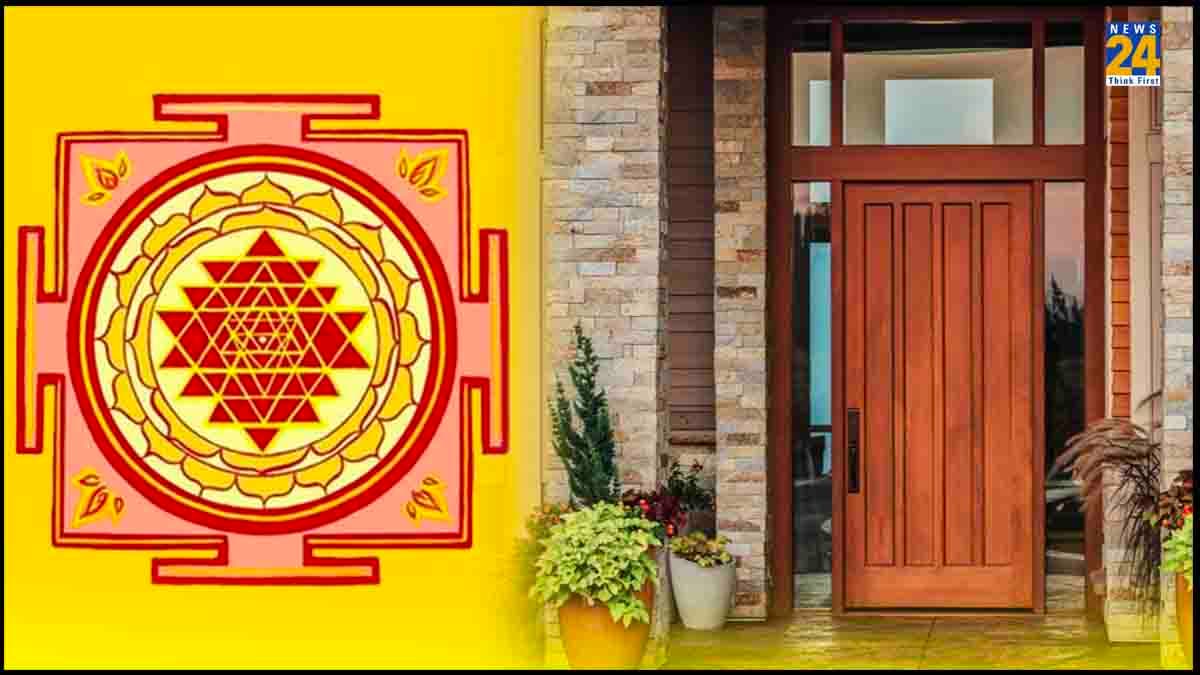 Main Gate Vastu: घर के मुख्य द्वार से जुड़े ये वास्तु दोष आपको पल भर में बना सकते हैं फकीर, जानें वास्तु नियम