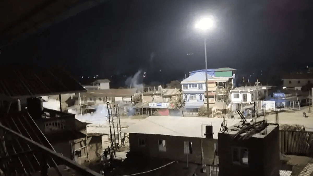 Watch Video: इंफाल में CM बीरेन सिंह के घर पर हमले की कोशिश, पुलिस ने भीड़ पर दागे आंसू गैस के गोले